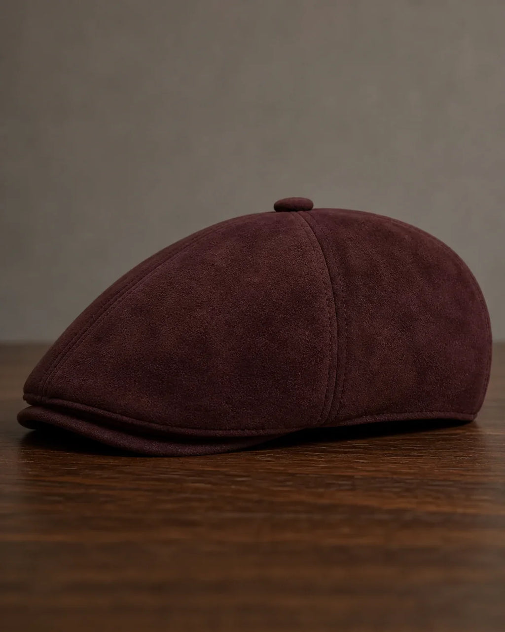Detalhe da aba e perfil da Boina Masculina Inglesa Couro Vegan Burgundy
