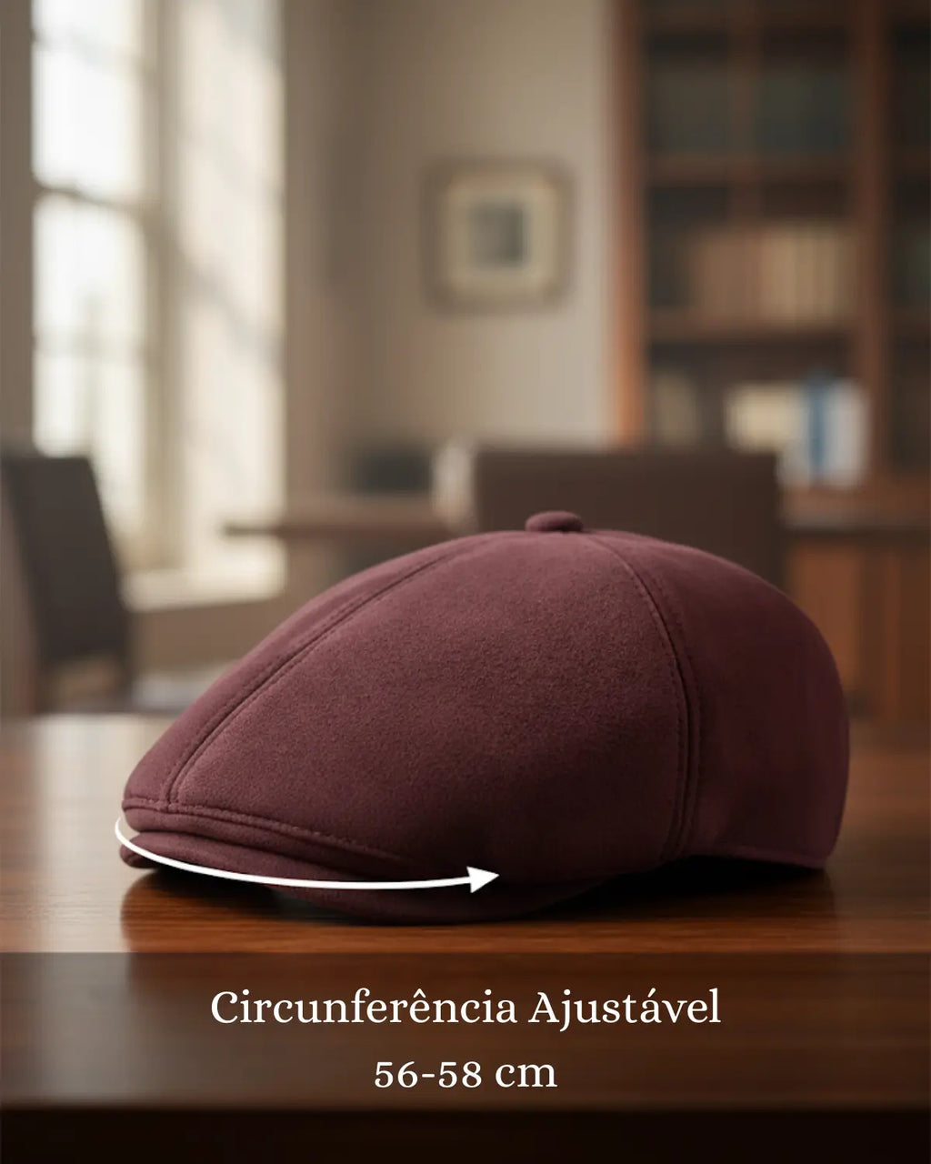 Boina inglesa burgundy couro vegano sobre mesa de madeira, com destaque para circunferência ajustável 56-58 cm, acessório clássico masculino