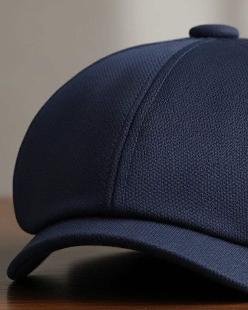 Boina masculina italiana azul marinho, close em textura e costura em ambiente sofisticado