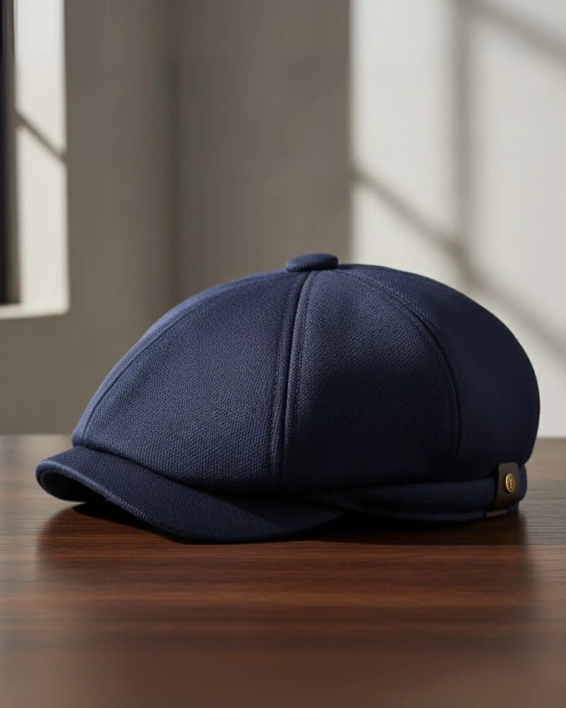 Boina masculina italiana azul marinho sobre mesa de madeira, iluminação natural, cenário interior