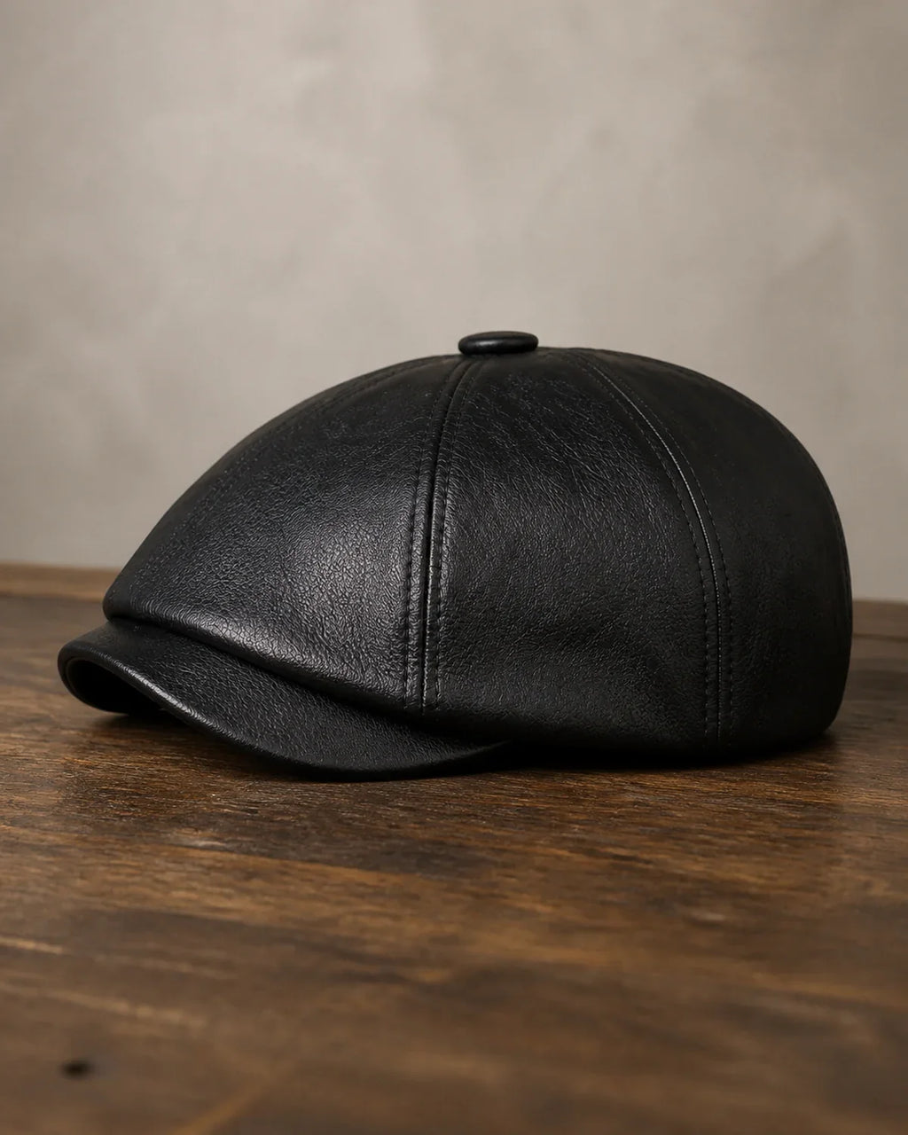 Boina Masculina Italiana Couro Black Cappel em foto principal sobre mesa de madeira escura