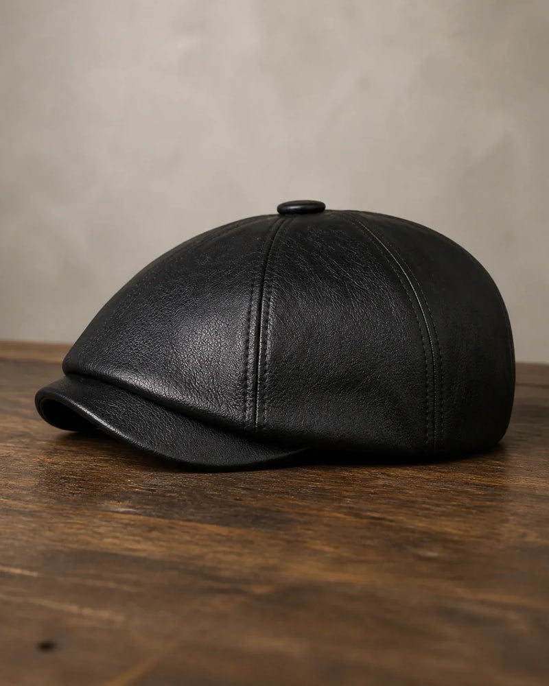 Boina Masculina Italiana Couro Black Cappel em foto principal sobre mesa de madeira escura