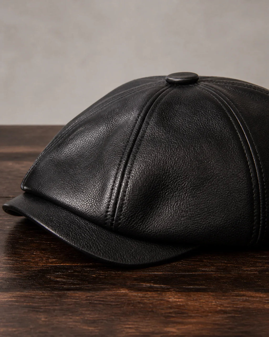 Boina Masculina Italiana Couro Black Cappel detalhe da textura em couro sintético preto e costura