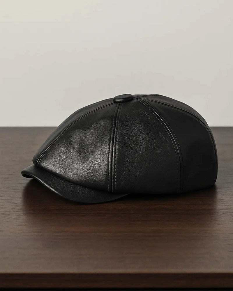 Boina Masculina Italiana Couro Black posicionada sobre mesa de madeira escura, imagem de catálogo

