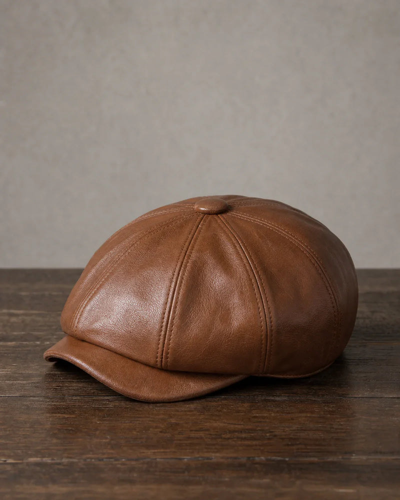 Boina Masculina Italiana Couro Brown Cappel em foto principal sobre mesa de madeira escura