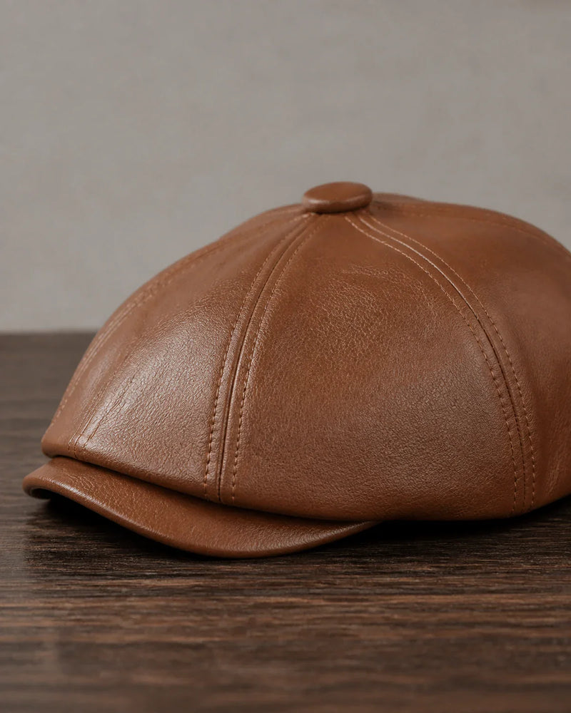 Boina Masculina Italiana Couro Brown Cappel detalhe da textura em couro sintético marrom e costura