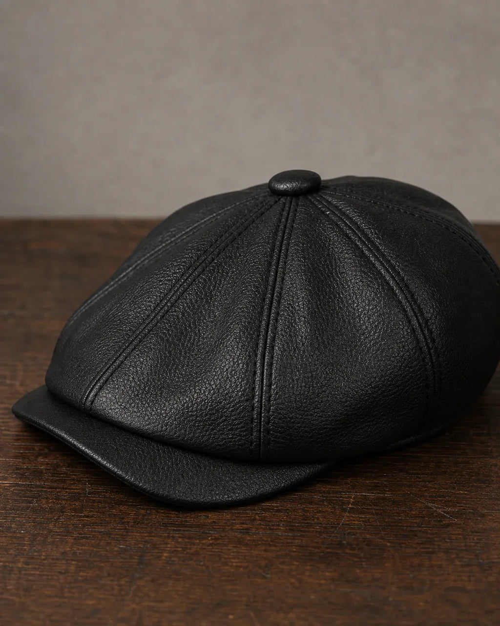 Boina Masculina Italiana Couro Genuíno Black Cappel detalhe da textura do couro preto e costura