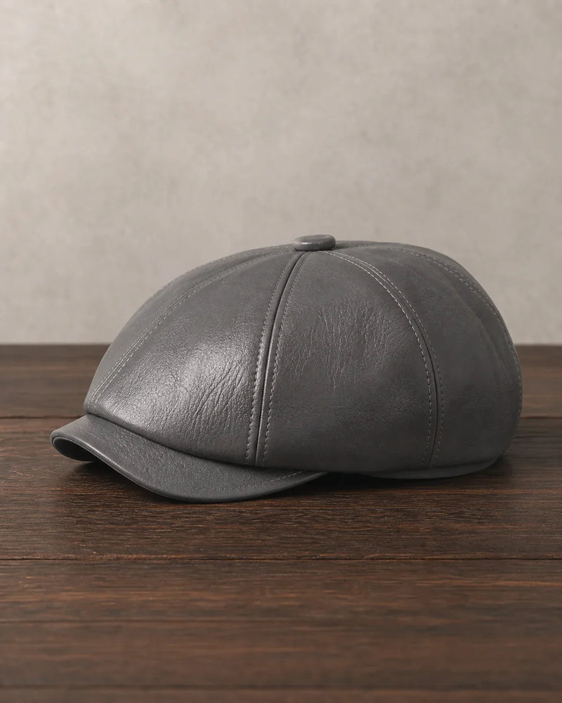 Boina Masculina Italiana Couro Gray Cappel em foto principal sobre mesa de madeira escura