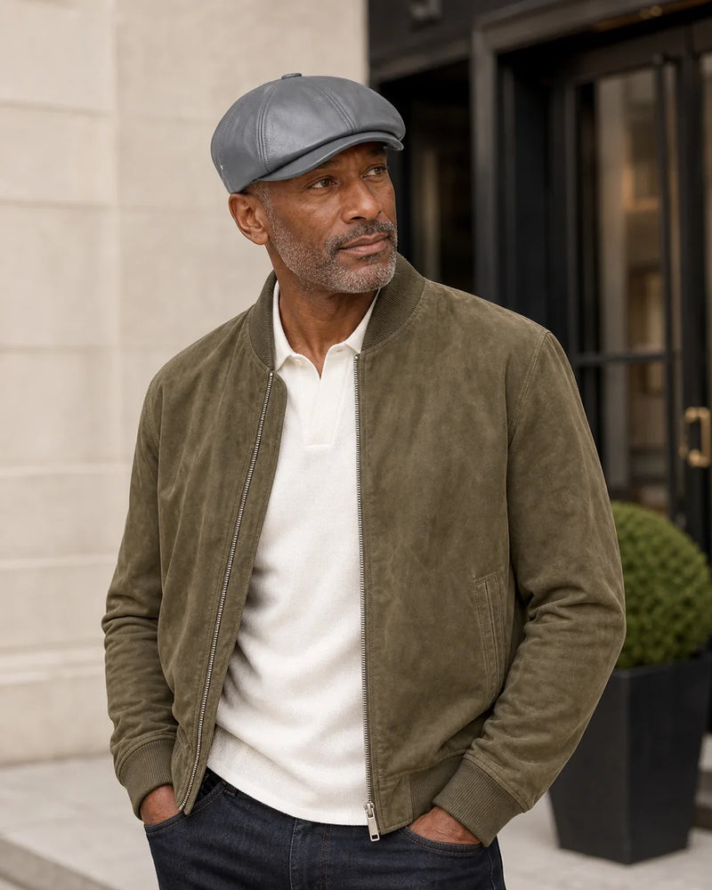 Boina Masculina Italiana Couro Gray Cappel em uso por homem maduro em look casual urbano