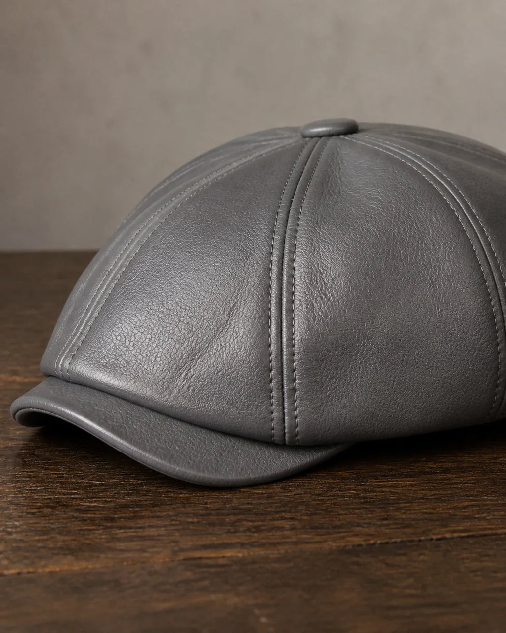 Boina Masculina Italiana Couro Gray Cappel detalhe da textura em couro sintético e costura
