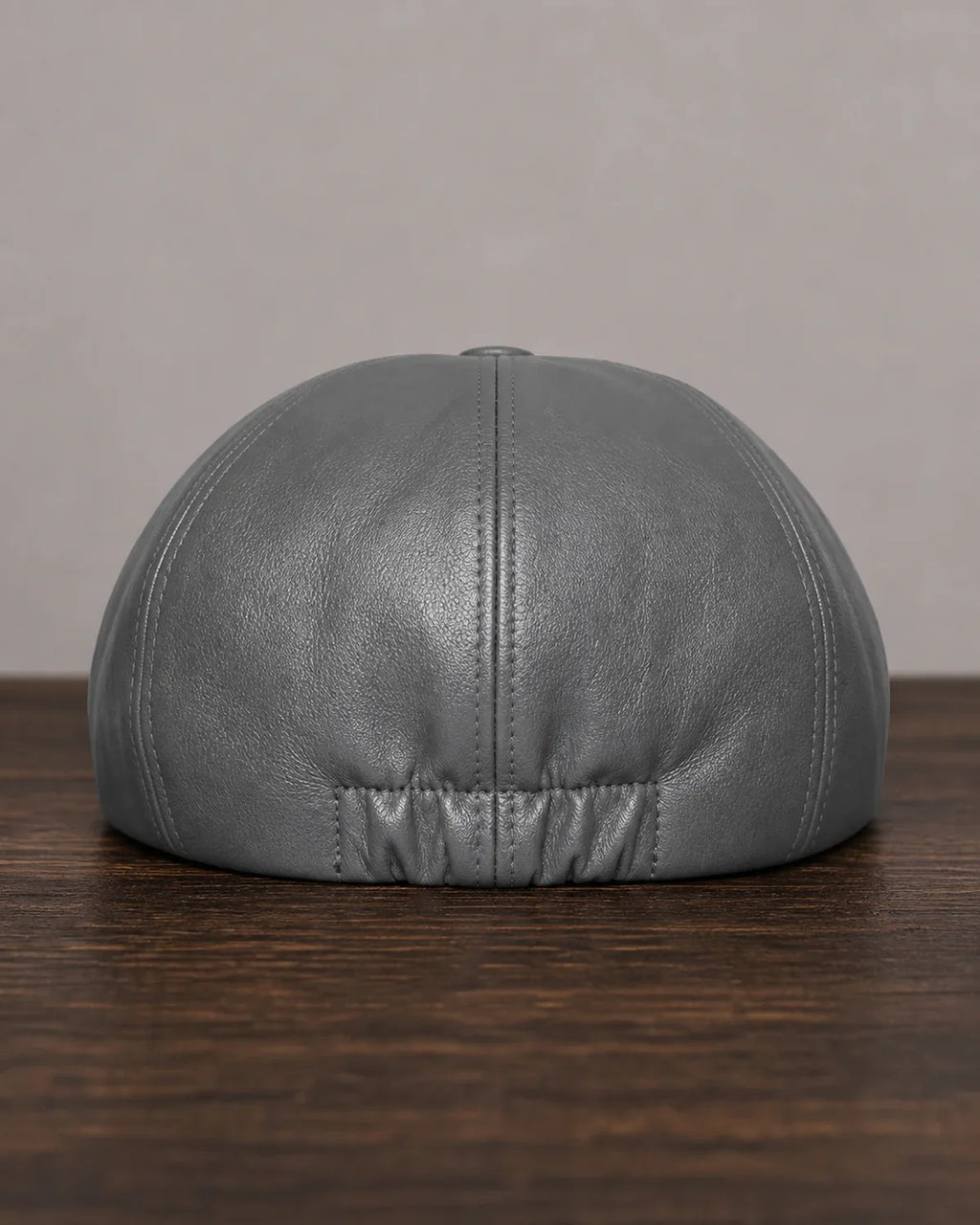 Boina Masculina Italiana Couro Gray Cappel detalhe traseiro dos gomos e ajuste