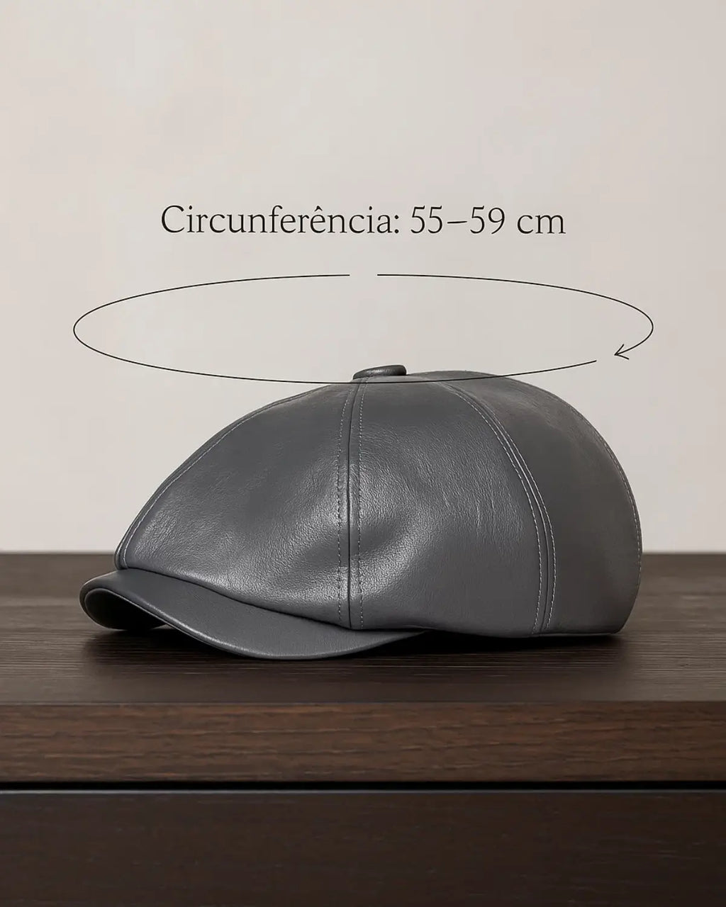 Boina italiana cinza sobre mesa com indicação de circunferência ajustável entre 55 e 59 cm


