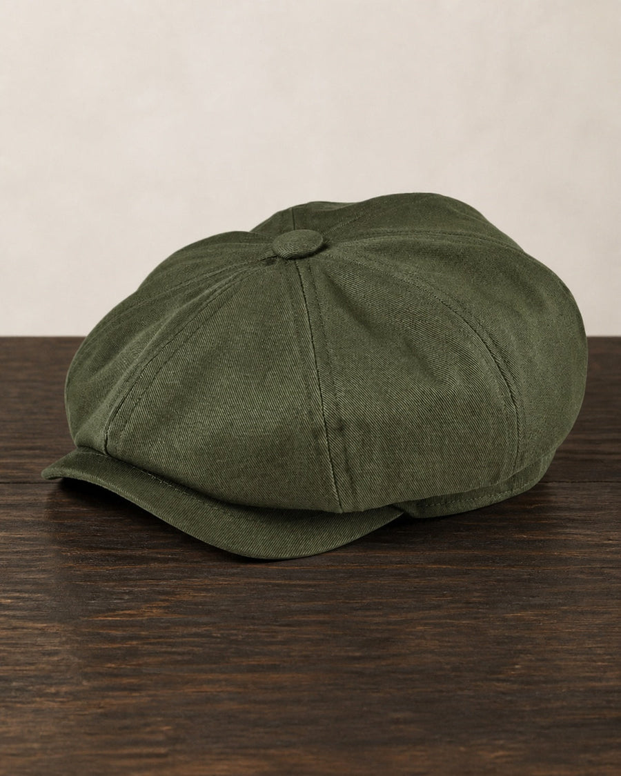 Boina Masculina Italiana Algodão NewBoys Army Green em mesa de madeira escura