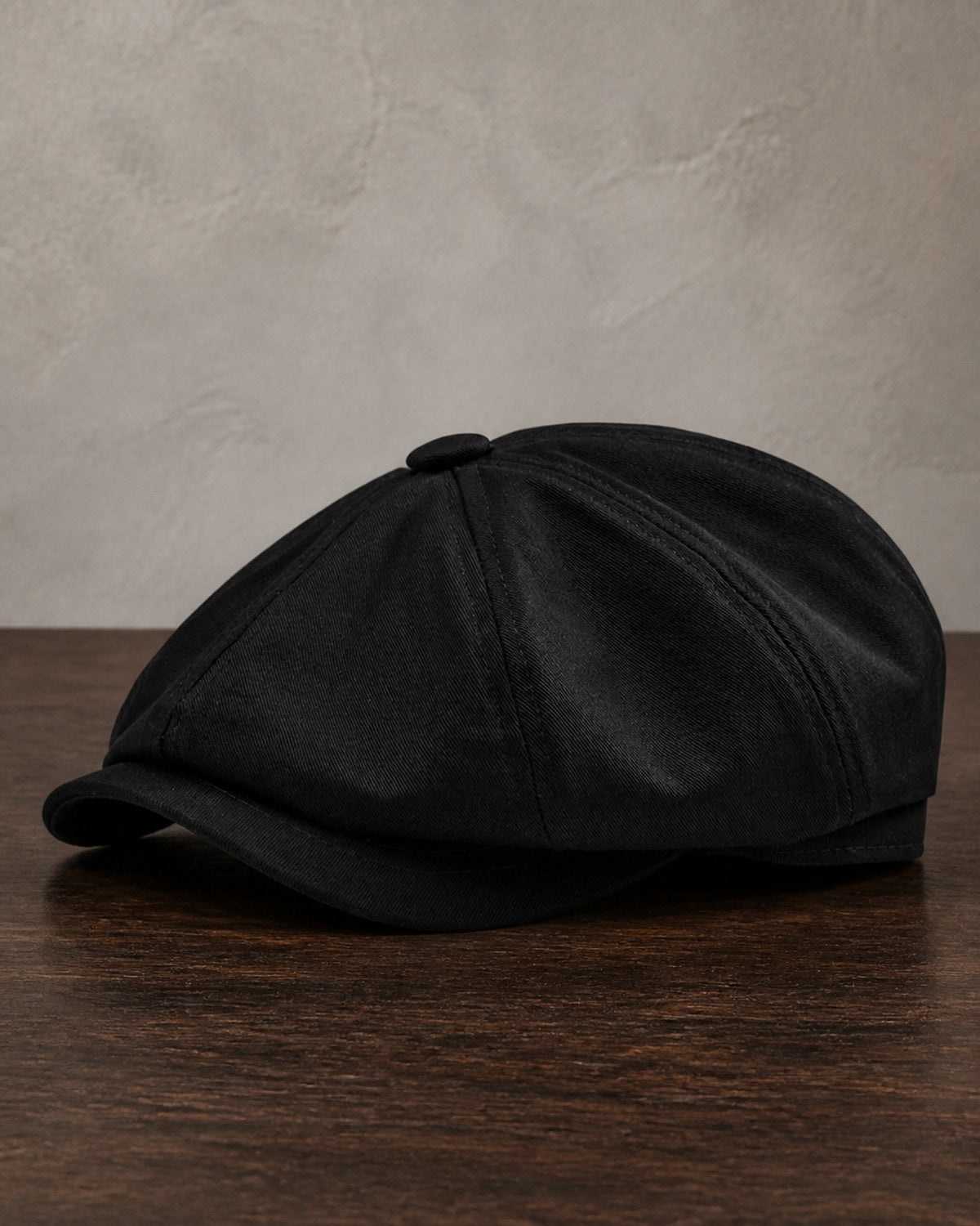 Boina Masculina Italiana Algodão NewBoys Black sobre mesa de madeira escura