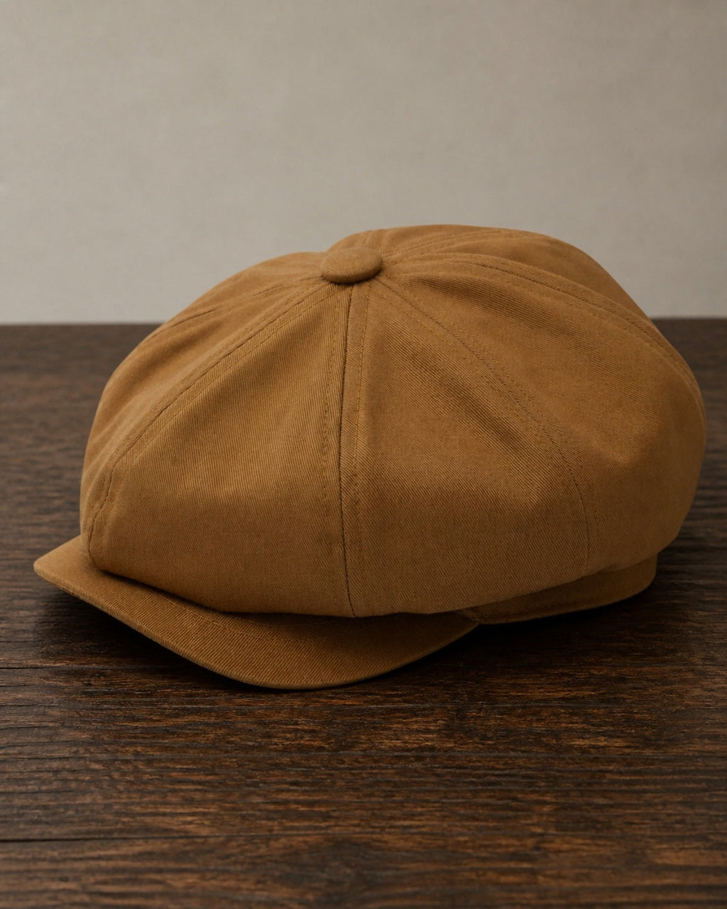Boina Masculina Italiana Algodão NewBoys Brown em mesa de madeira escura