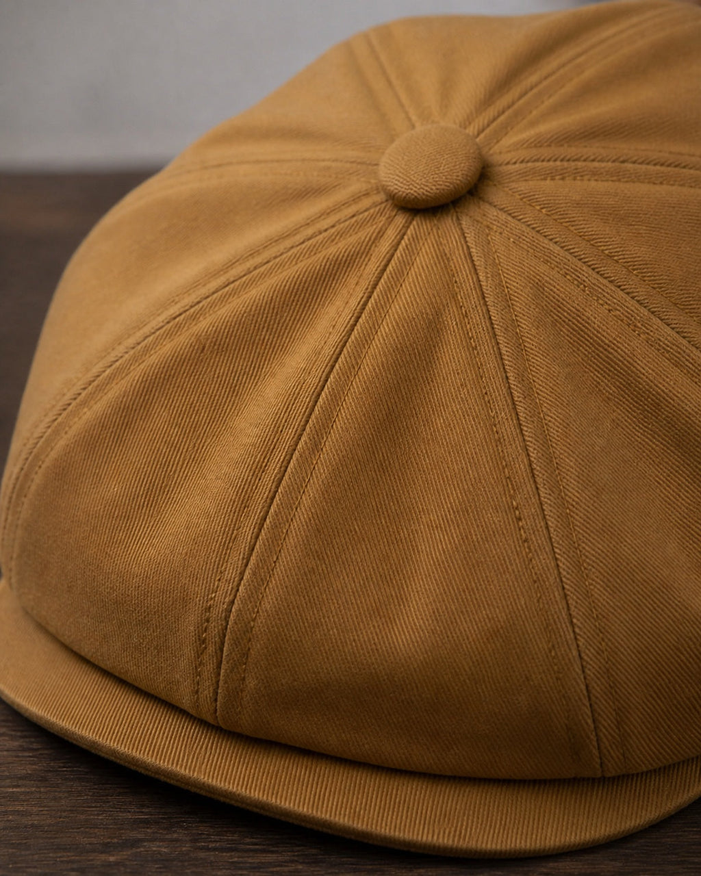 Detalhe do botão superior e gomos da boina masculina italiana Brown