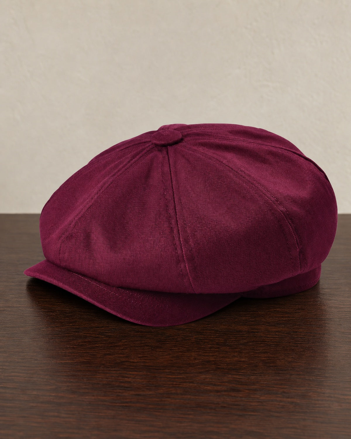 Boina Masculina Italiana Algodão NewBoys Burgundy em mesa de madeira escura