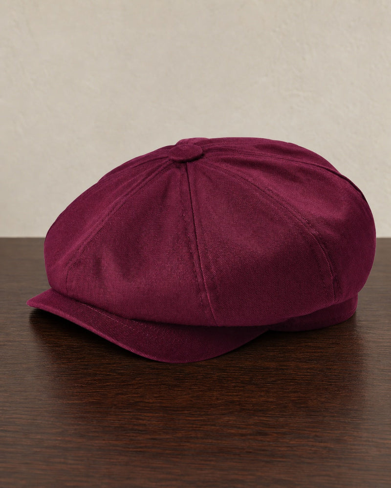 Boina Masculina Italiana Algodão NewBoys Burgundy em mesa de madeira escura
