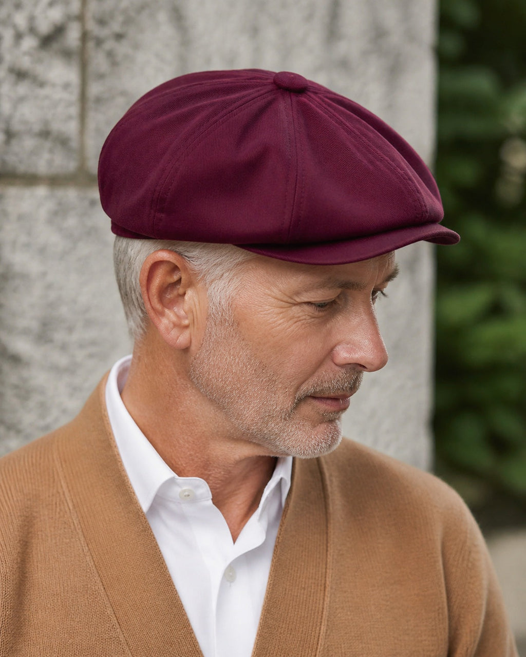 Close lateral da boina masculina italiana Burgundy em homem 60+