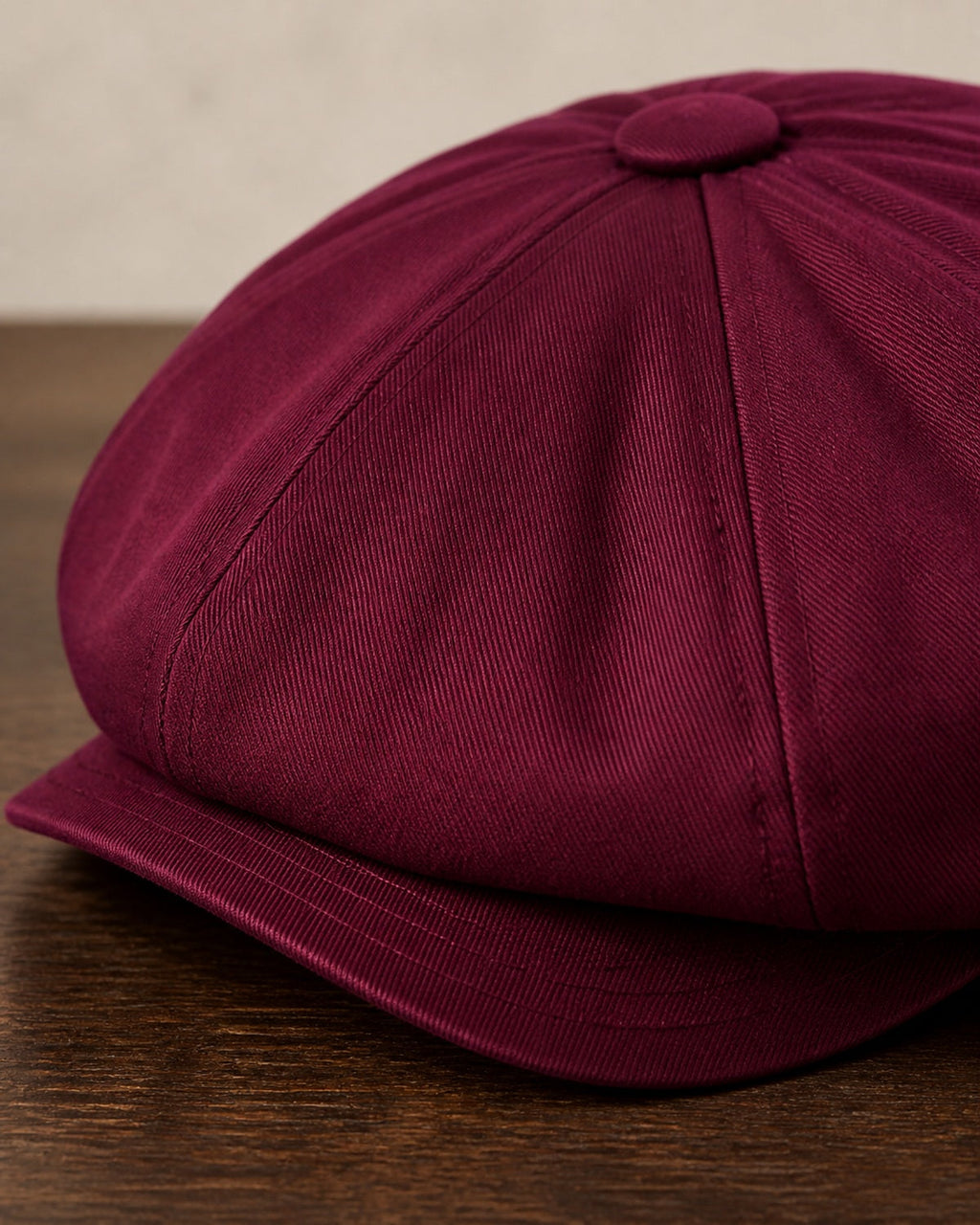 Detalhe da aba e costura da boina masculina italiana Burgundy em algodão