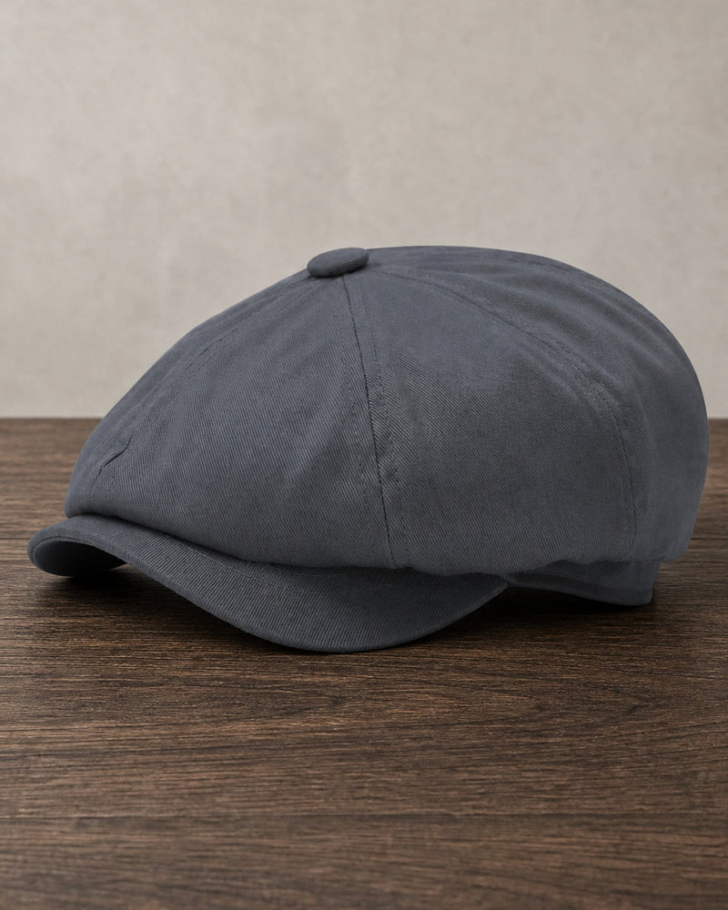 Boina Masculina Italiana Algodão NewBoys Dark Grey em mesa de madeira escura