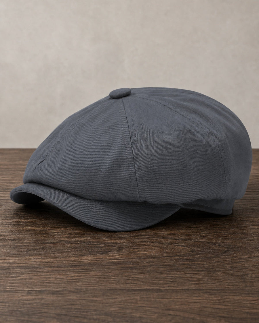 Boina Masculina Italiana Algodão NewBoys Dark Grey em mesa de madeira escura