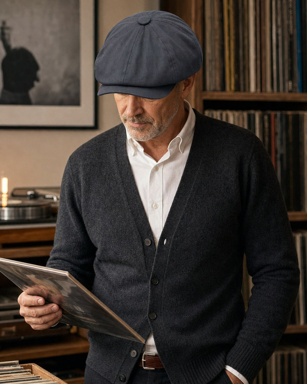 Homem maduro usando boina masculina italiana Dark Grey em ambiente de música e vinil