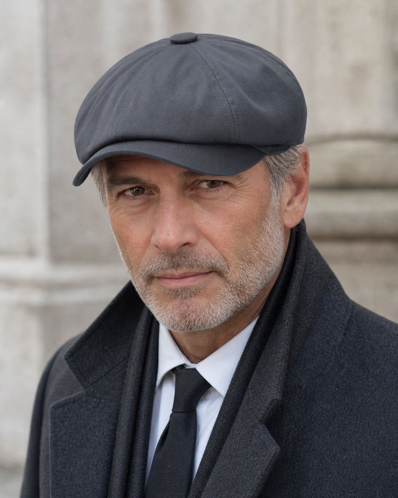 Close de homem usando boina masculina italiana Dark Grey em algodão