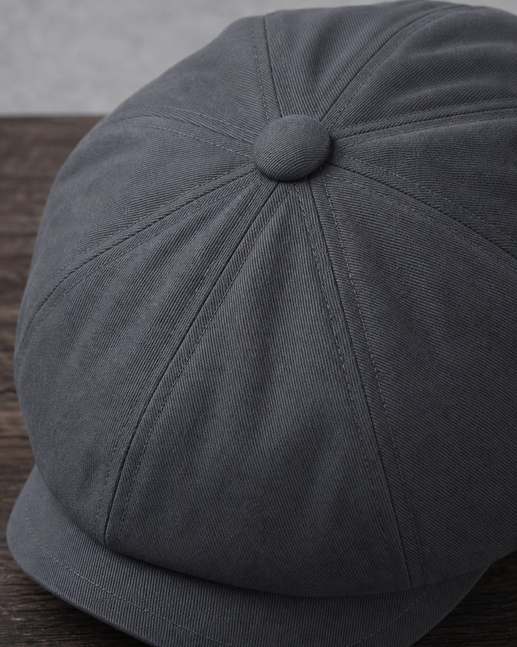 Detalhe do botão superior e gomos da boina masculina italiana Dark Grey