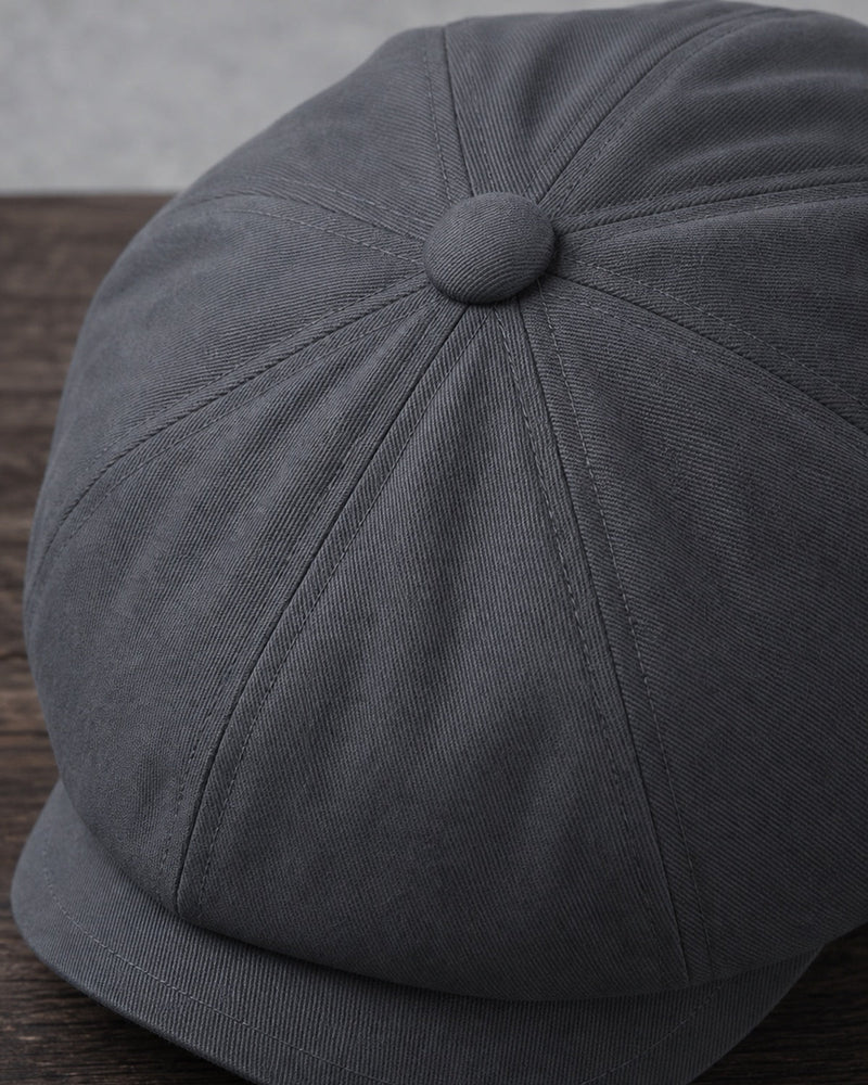 Detalhe do botão superior e gomos da boina masculina italiana Dark Grey