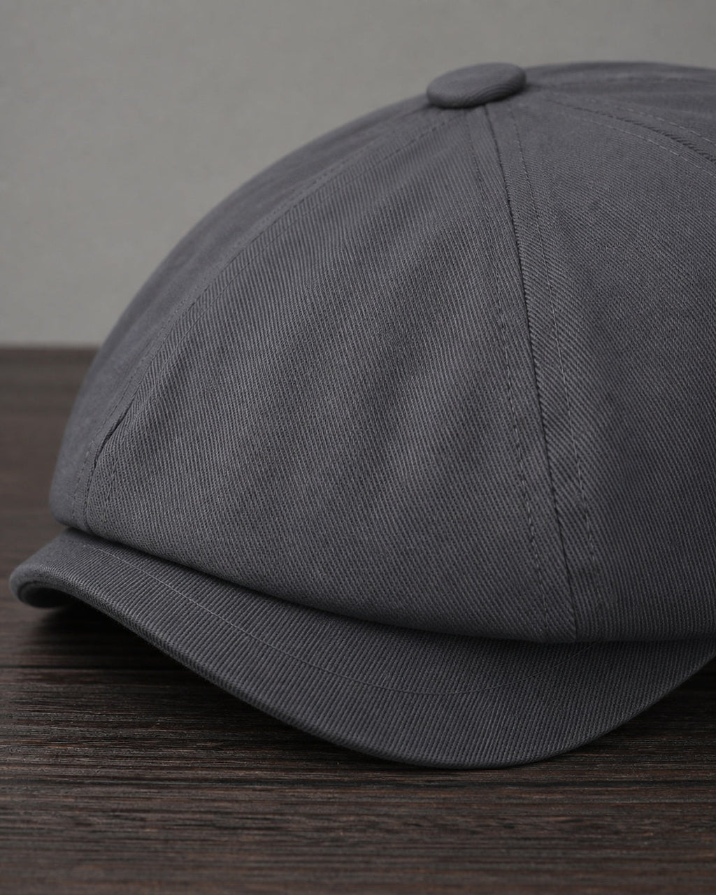 Detalhe da aba e costura da boina masculina italiana Dark Grey em algodão