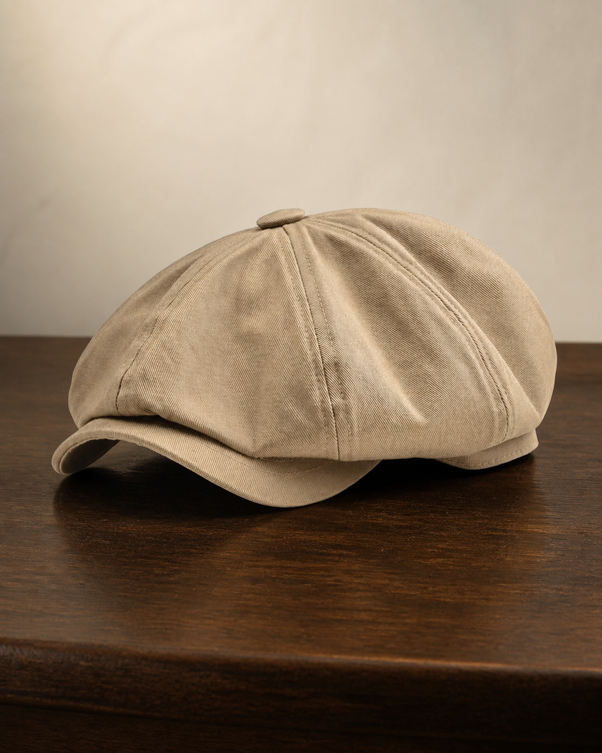 Boina Masculina Italiana Algodão NewBoys Khaki em mesa de madeira escura