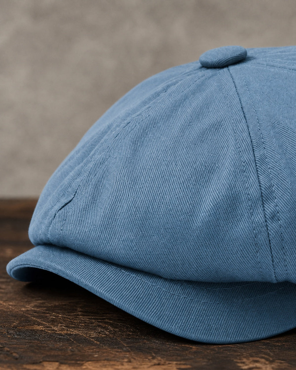 Detalhe da aba, costura e textura da boina italiana NewBoys Light Blue - Cappel
