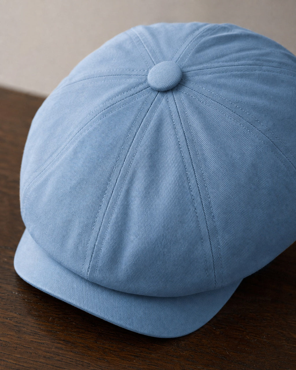 Detalhe do botão superior e gomos da boina masculina italiana Light Blue - Cappel