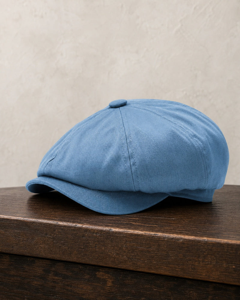 Boina masculina italiana algodão NewBoys Light Blue em mesa de madeira com parede clara - Cappel