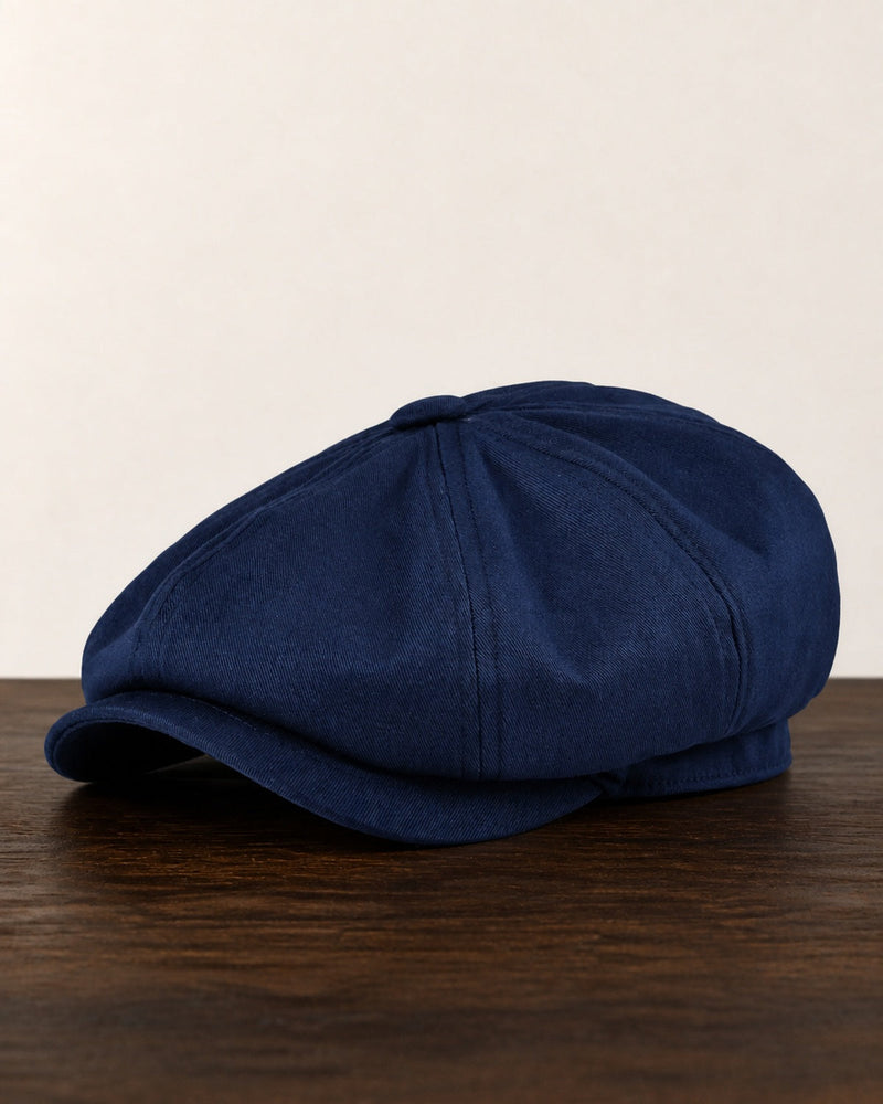 Boina Masculina Italiana Algodão NewBoys Navy sobre mesa de madeira escura