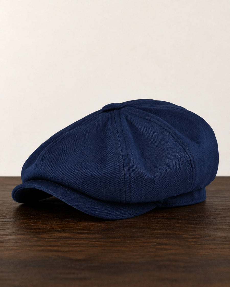 Boina Masculina Italiana Algodão NewBoys Navy sobre mesa de madeira escura