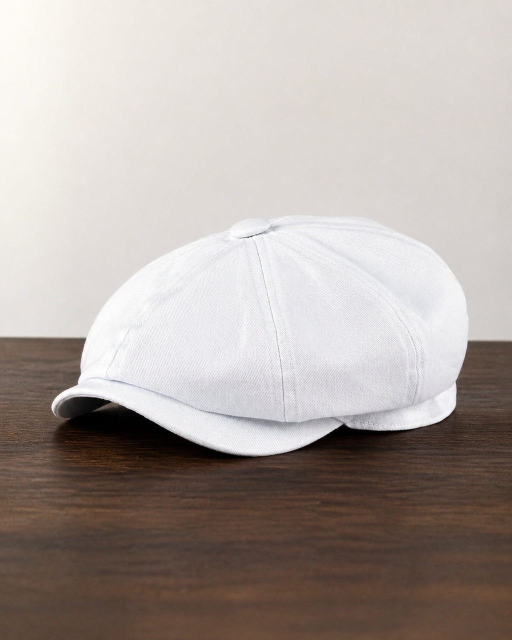Boina Masculina Italiana Algodão NewBoys White em mesa de madeira escura - imagem hero 4:5 Cappel
