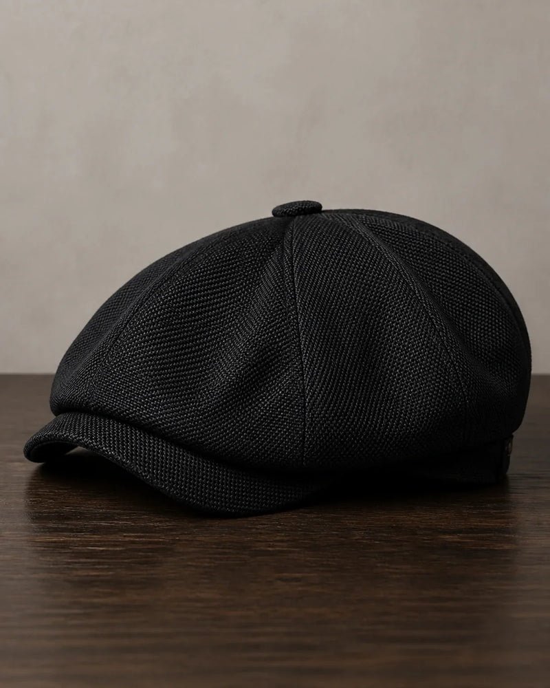 Boina Masculina Italiana Poliéster Black Cappel em foto hero sobre mesa de madeira escura