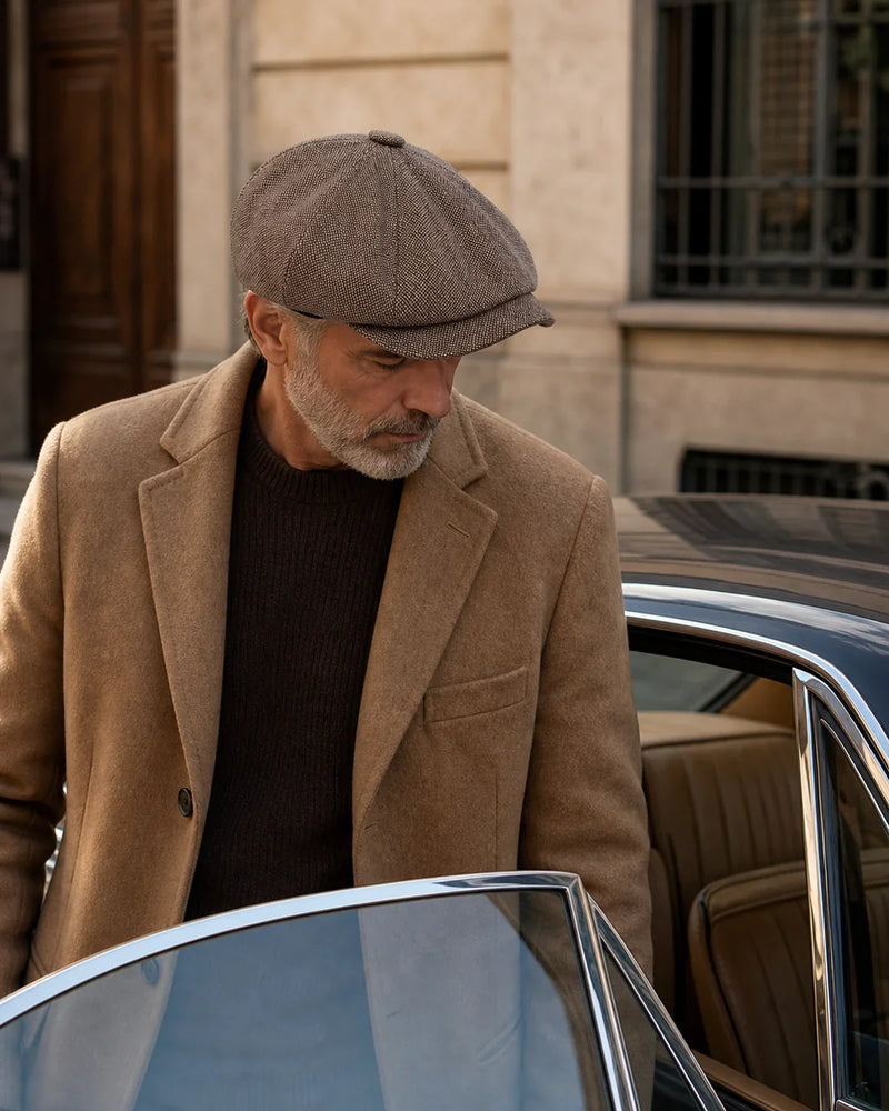 Boina Masculina Italiana Poliéster Brown Cappel em look masculino com carro clássico