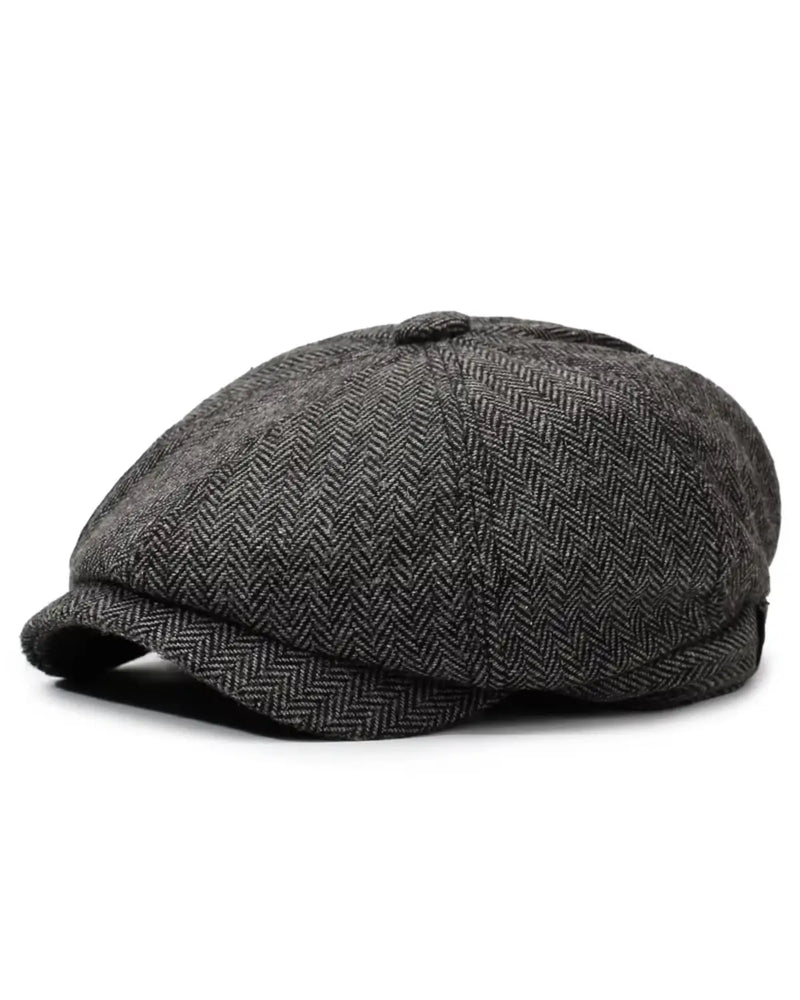 Perfil lateral da Boina Peaky Blinders estilo Thomas Shelby, destacando a curvatura da aba estruturada e o volume do tecido cinza escuro texturizado.