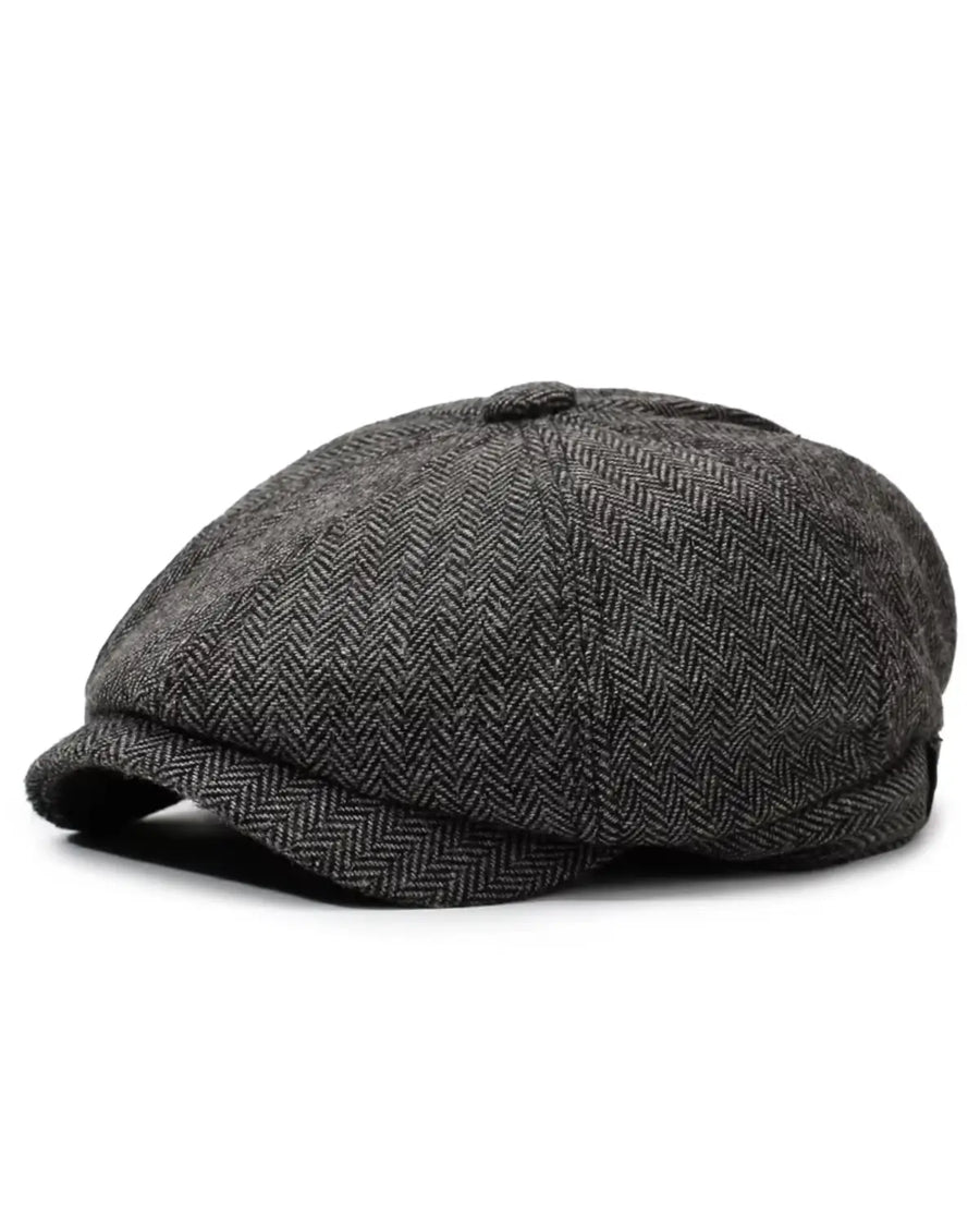 Perfil lateral da Boina Peaky Blinders estilo Thomas Shelby, destacando a curvatura da aba estruturada e o volume do tecido cinza escuro texturizado.