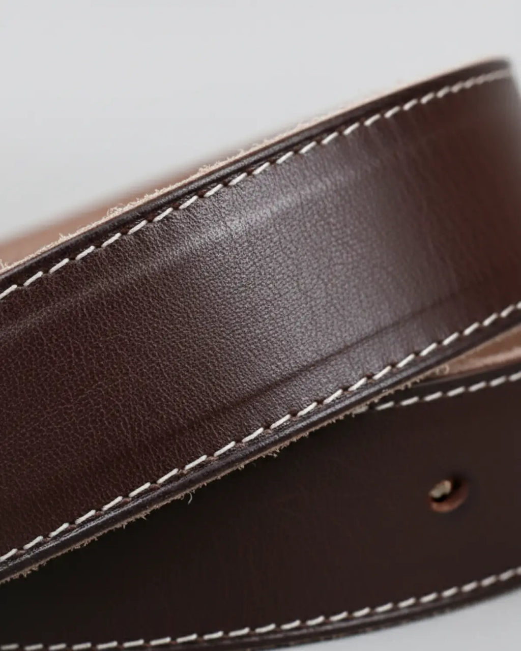 Detalhe da costura reforçada do cinto masculino de couro legítimo Coffee Hamilton