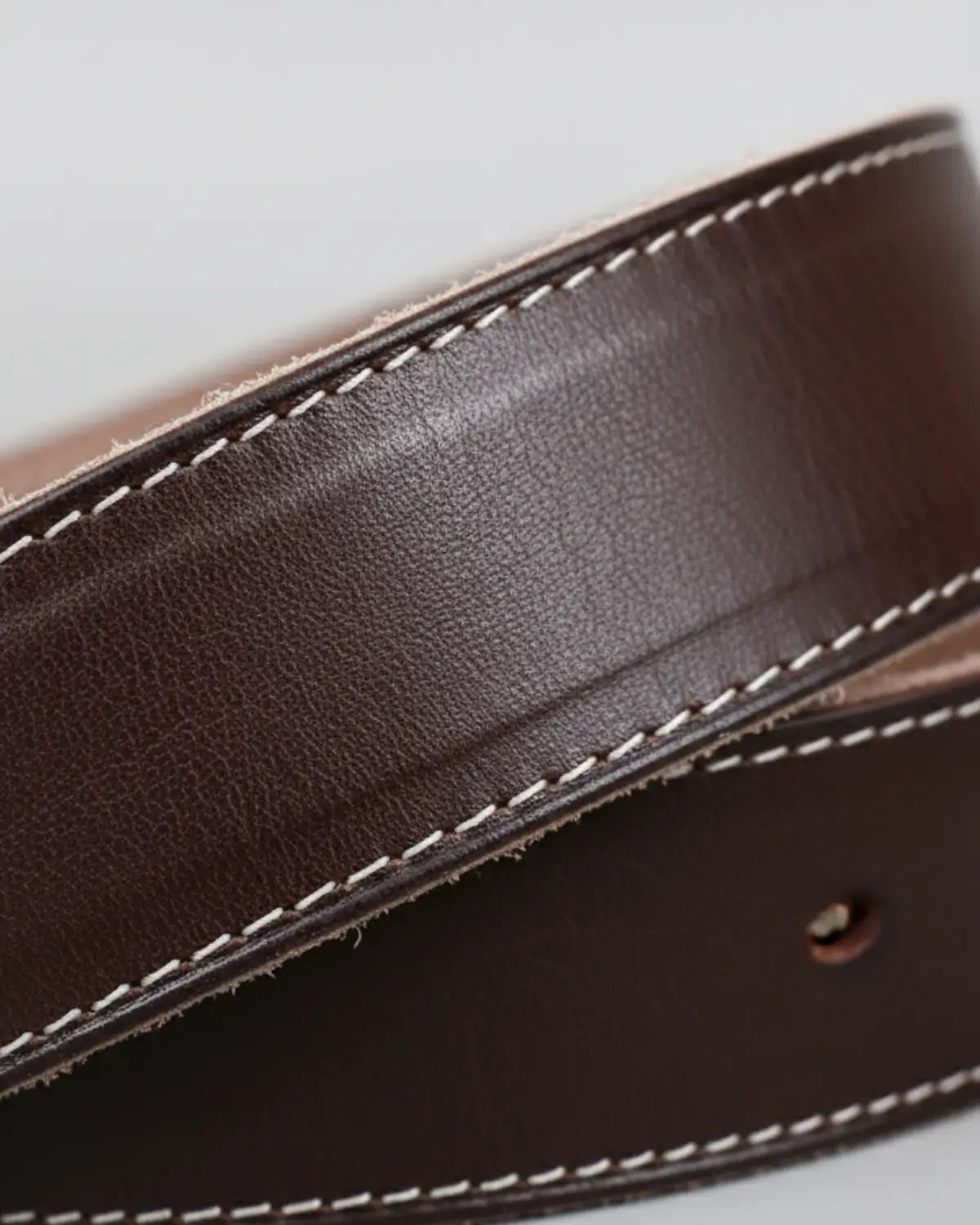 Detalhe da costura reforçada do cinto masculino de couro legítimo Coffee Hamilton