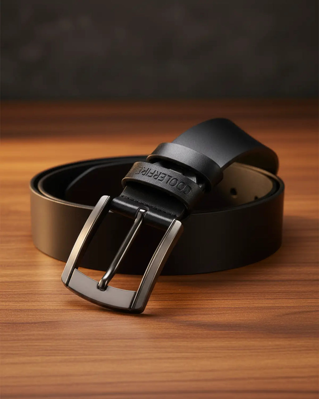 Cinto Masculino de Couro Legítimo Black Ashford enrolado sobre mesa de madeira com acabamento premium