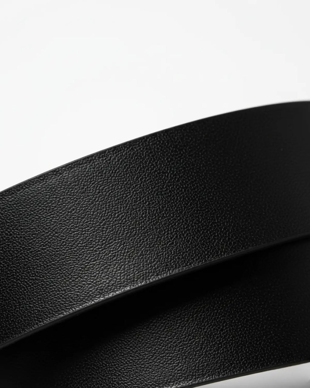 Close na textura do couro legítimo do Cinto Masculino Black Ashford