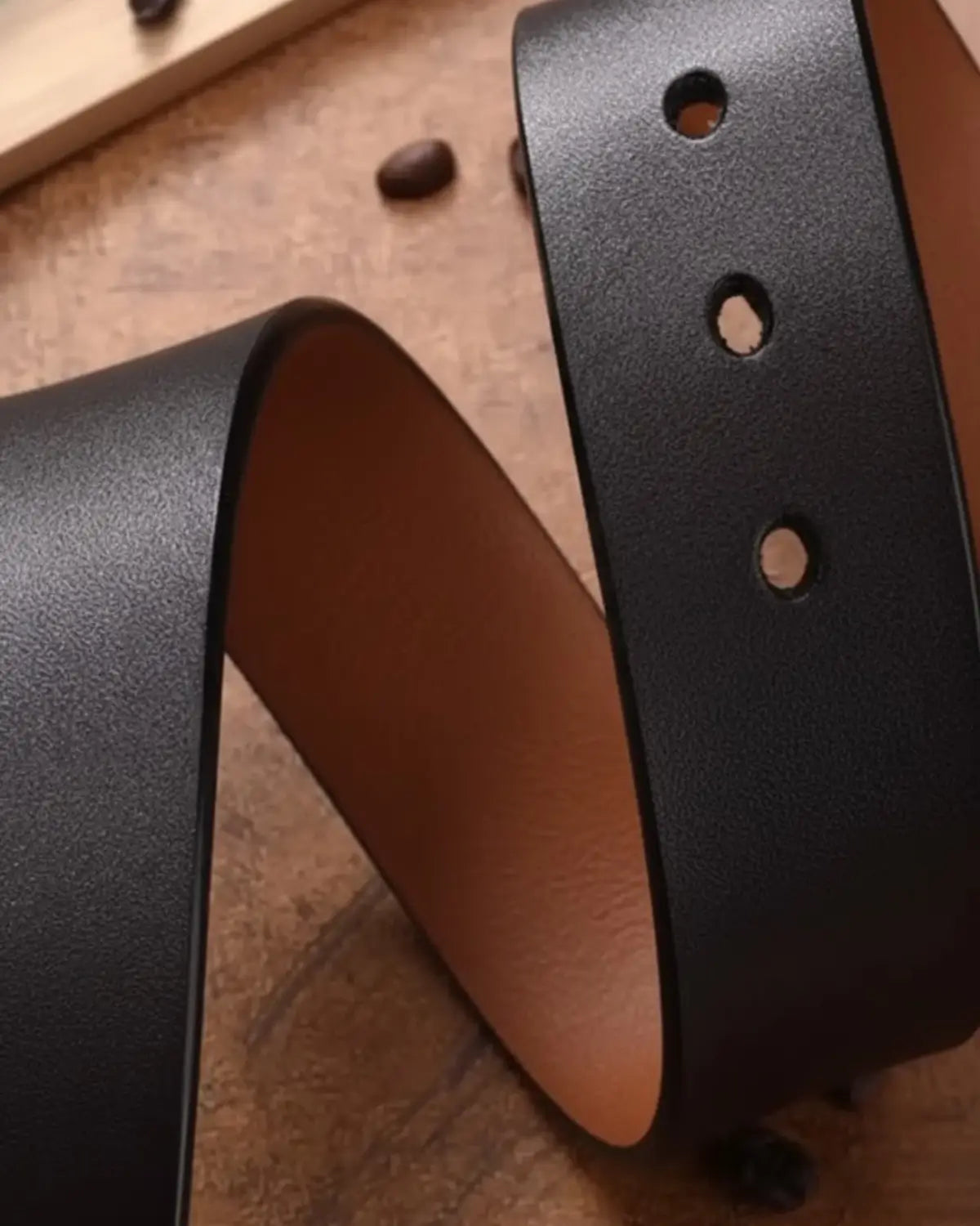 Detalhe dos furos e textura do couro legítimo do Cinto Masculino Black Royal — resistência e acabamento artesanal