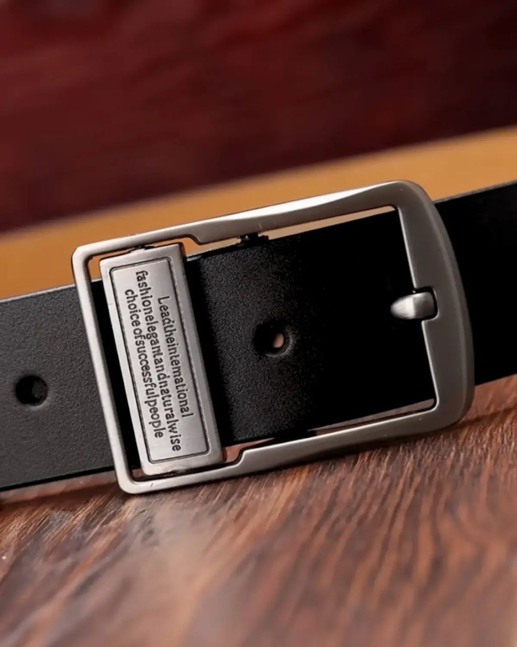 Close da fivela metálica do Cinto Masculino Couro Legítimo Black Royal com inscrição gravada — detalhe de design moderno e robusto