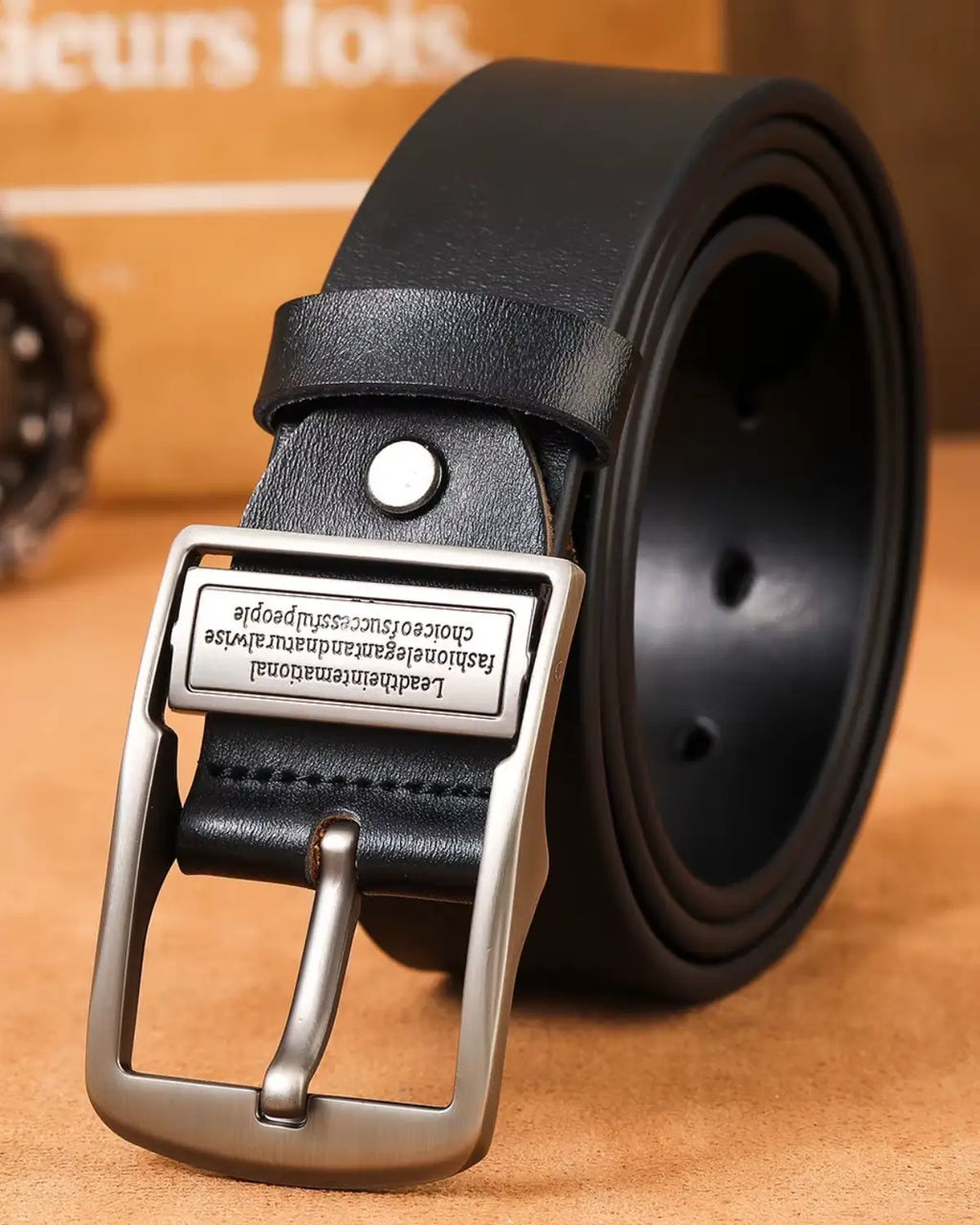 Cinto Masculino Couro Legítimo Black Royal enrolado sobre mesa de madeira — peça elegante com acabamento interno caramelo