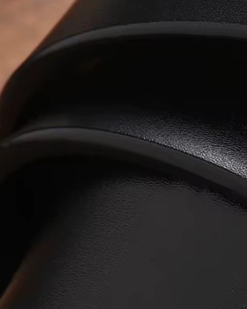 Textura do couro legítimo preto do Cinto Masculino Black Royal em close minimalista — couro nobre e durabilidade superior